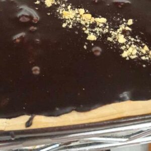 MAZUREK BEZ GLUTENU Z KAJMAKIEM I CZEKOLADĄ