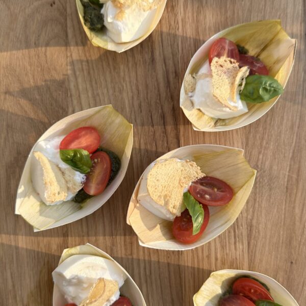 GRZANKA Z PESTO Z POMIDORKAMI I BURRATĄ
