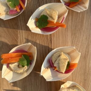 HUMMUS Z PIKLAMI I GRZANKAMI