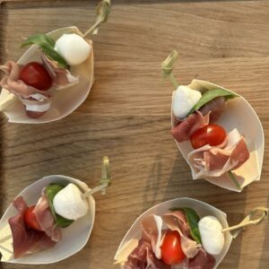 MINI KORECZEK Z MOZZARELLA, CHERRY I PROSCIUTTO