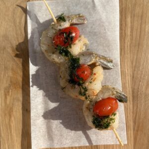 SZASZŁYK Z KREWETKAMI I POMIDORKAMI CHERRY