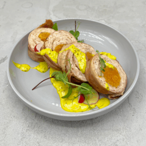 ROLADKI Z INDYKA W BOCZKU Z MORELĄ W SOSIE MIODOWO-MUSZTARDOWYM