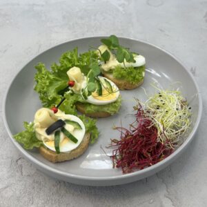 TARTINKA Z SEREM I JAJKIEM