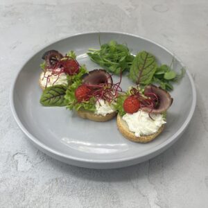 TARTINKA Z KACZKĄ I MALINAMI