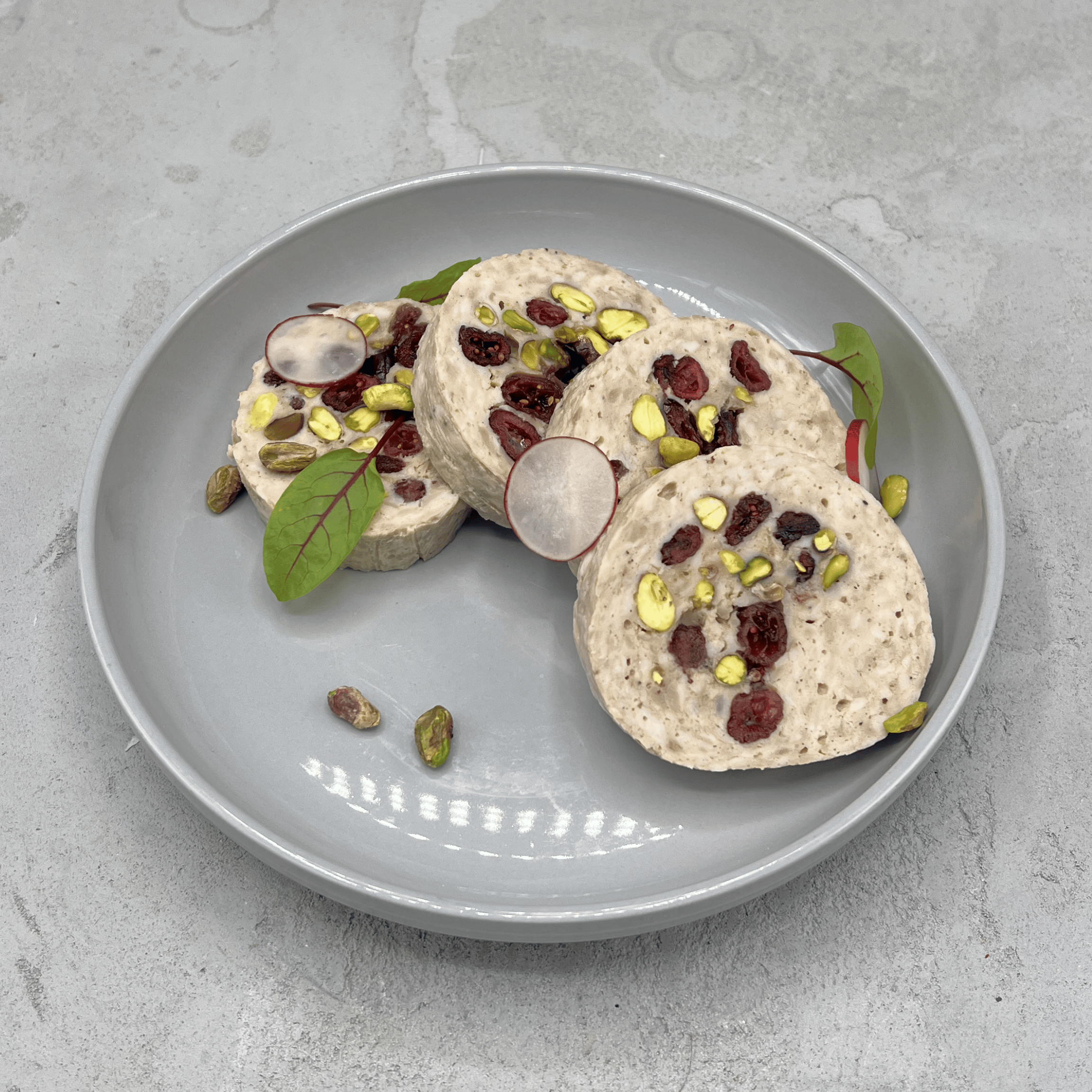 ROLADA DROBIOWA Z PISTACJAMI I ŻURAWINĄ