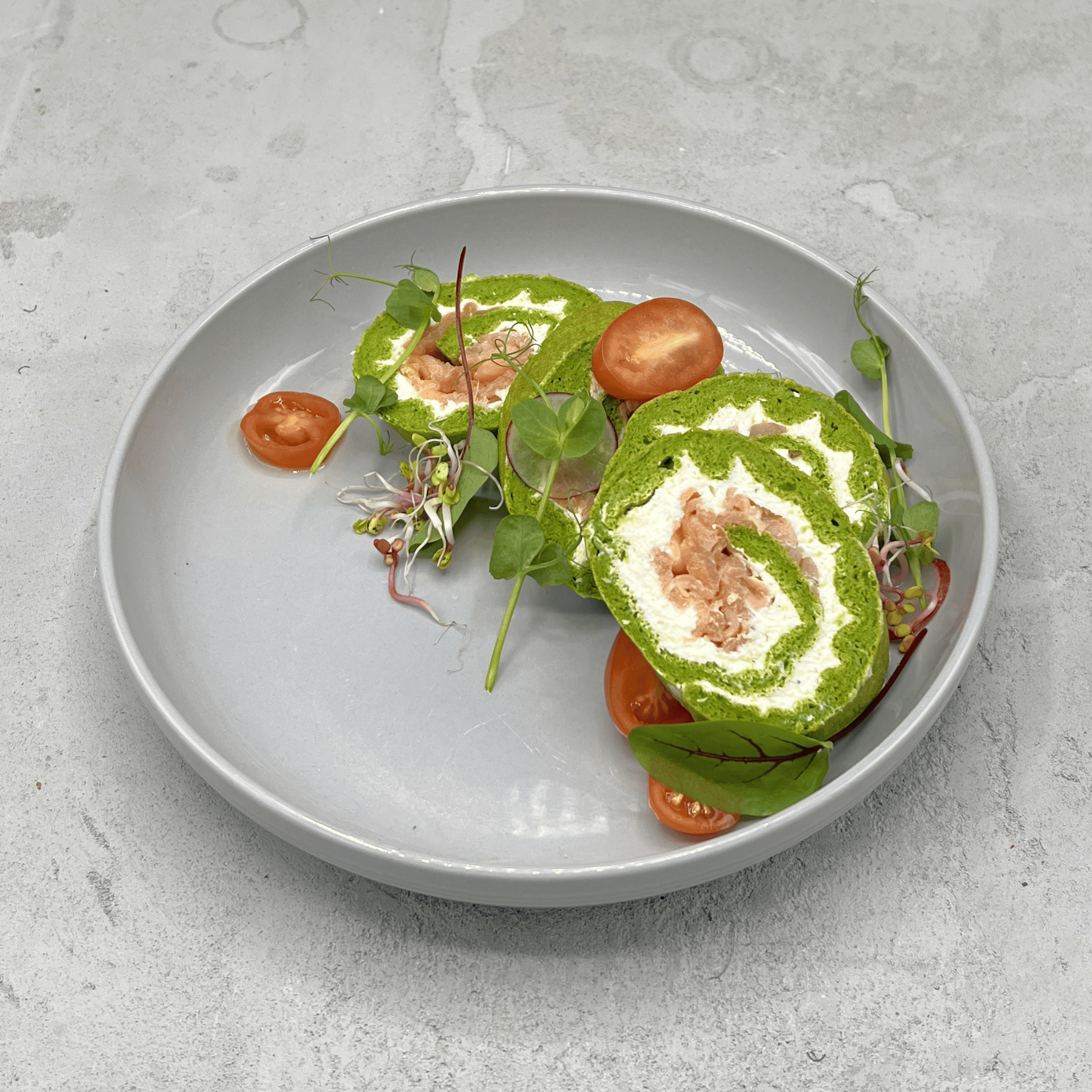 ROLADA SZPINAKOWA Z ŁOSOSIEM