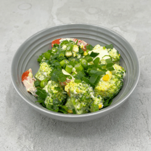 SAŁATKA BROKUŁOWA Z WIEJSKIM JAJEM