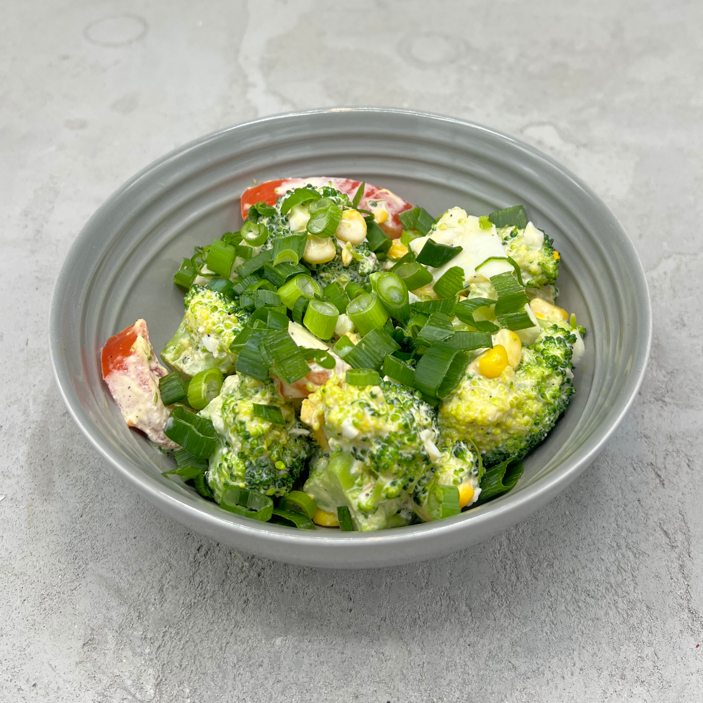 SAŁATKA BROKUŁOWA Z WIEJSKIM JAJEM