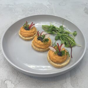 TARTINKA Z HUMMUSEM POMIDOROWYM