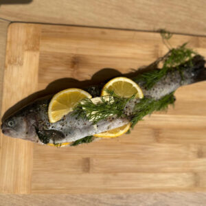 PSTRĄG Z MASŁEM, CYTRYNĄ I KOPERKIEM