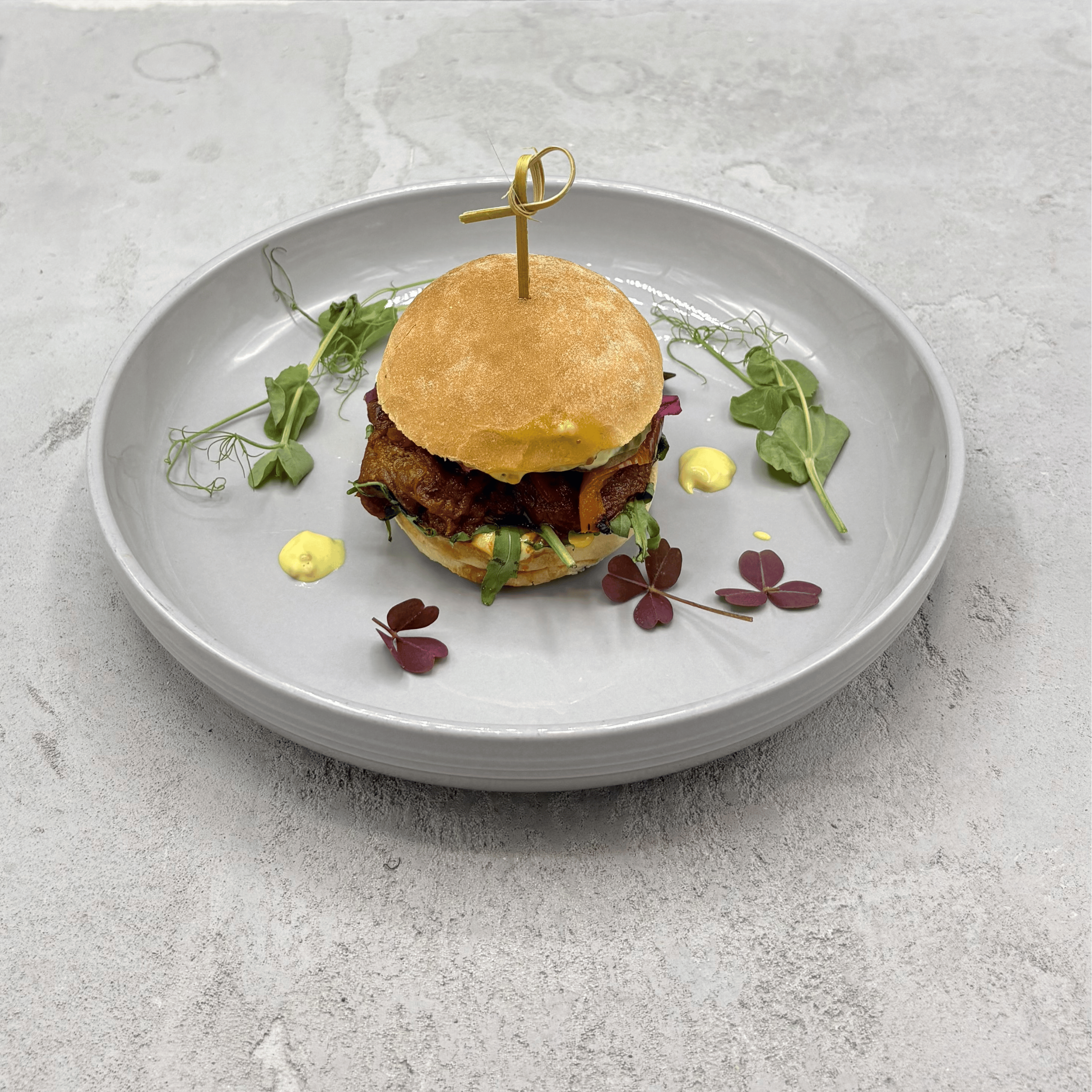MINI BURGER SZARPANA WIEPRZOWINA