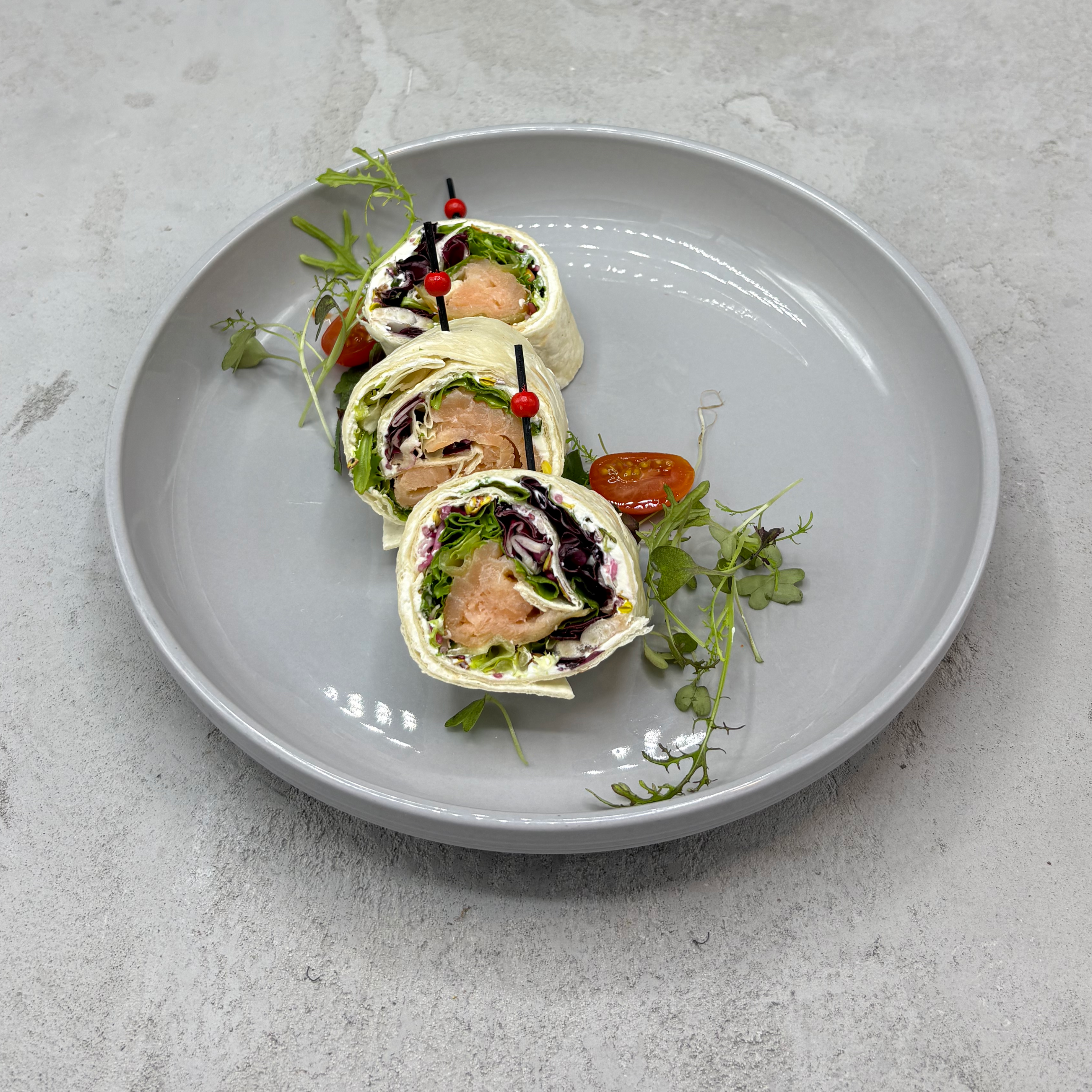WRAP Z ŁOSOSIEM I SERKIEM MASCARPONE