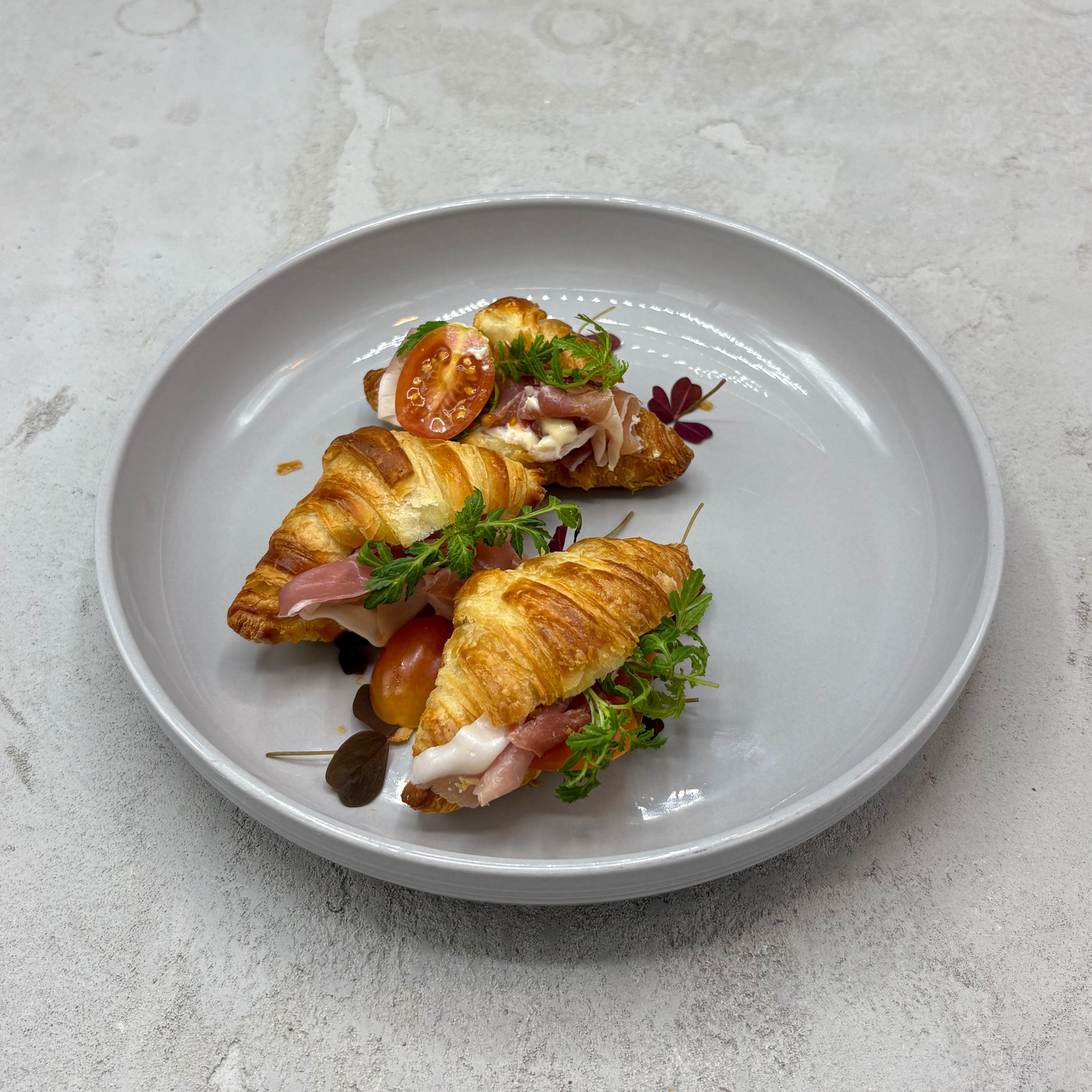 MINI CROISSANT SZYNKA I POMIDOR